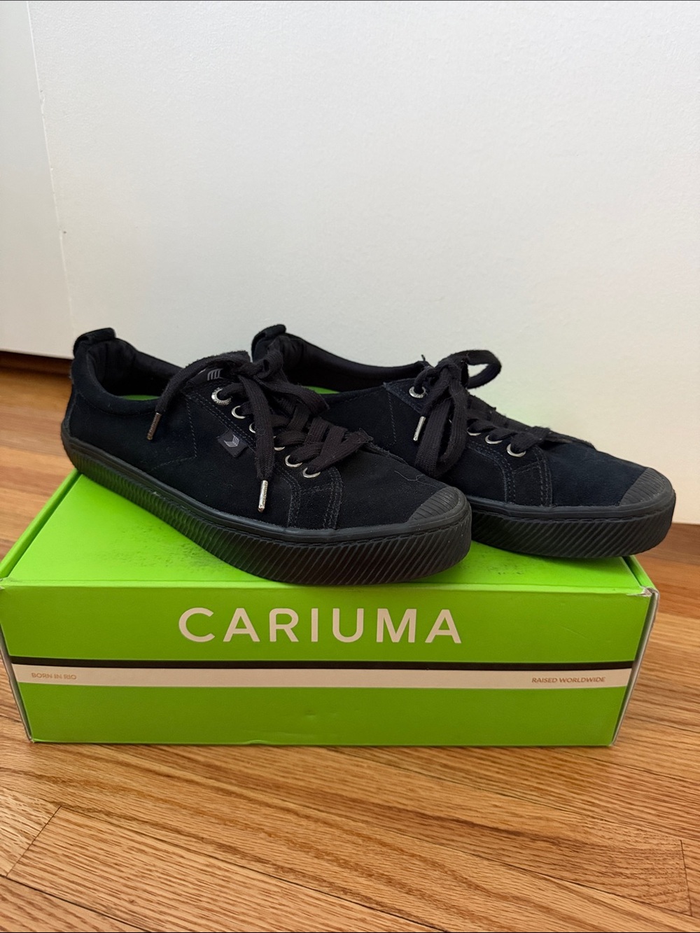 Cariuma Women’s Black Low-Top Canvas Sneakers